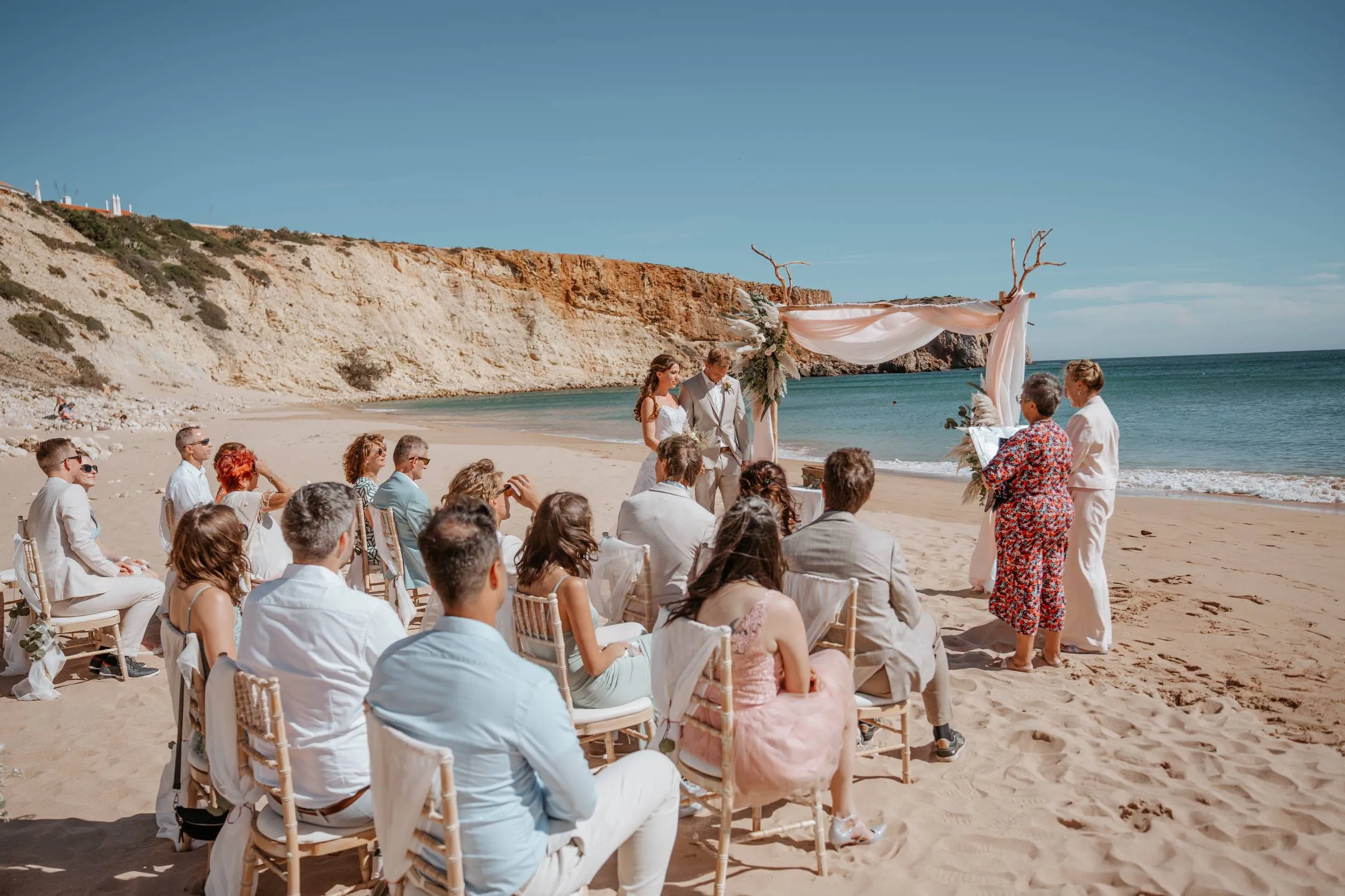 Freie Trauung am Strand der Algarve mit Traurednerin und Gästen