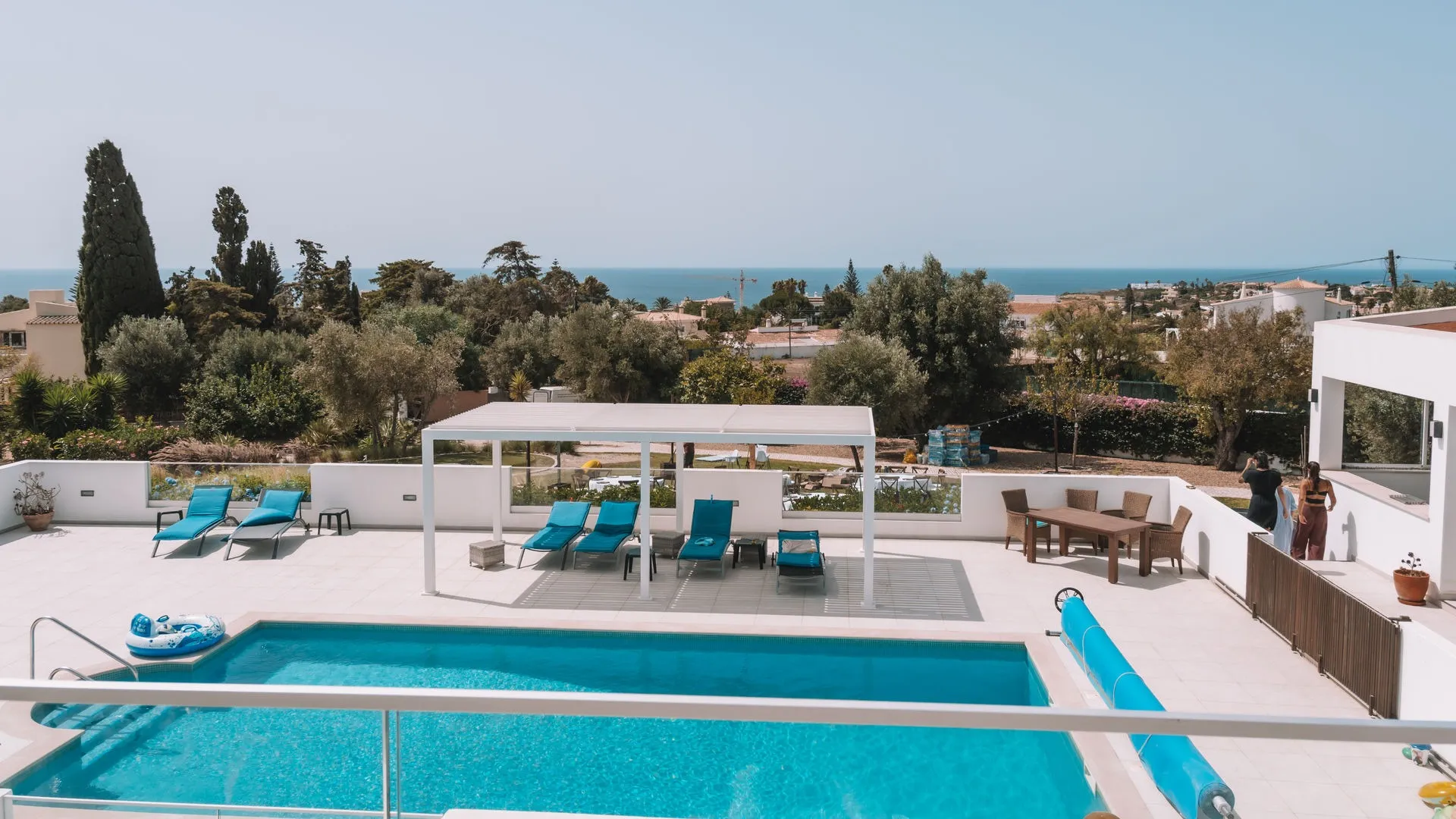 Villa branca com piscina e vista mar no Algarve