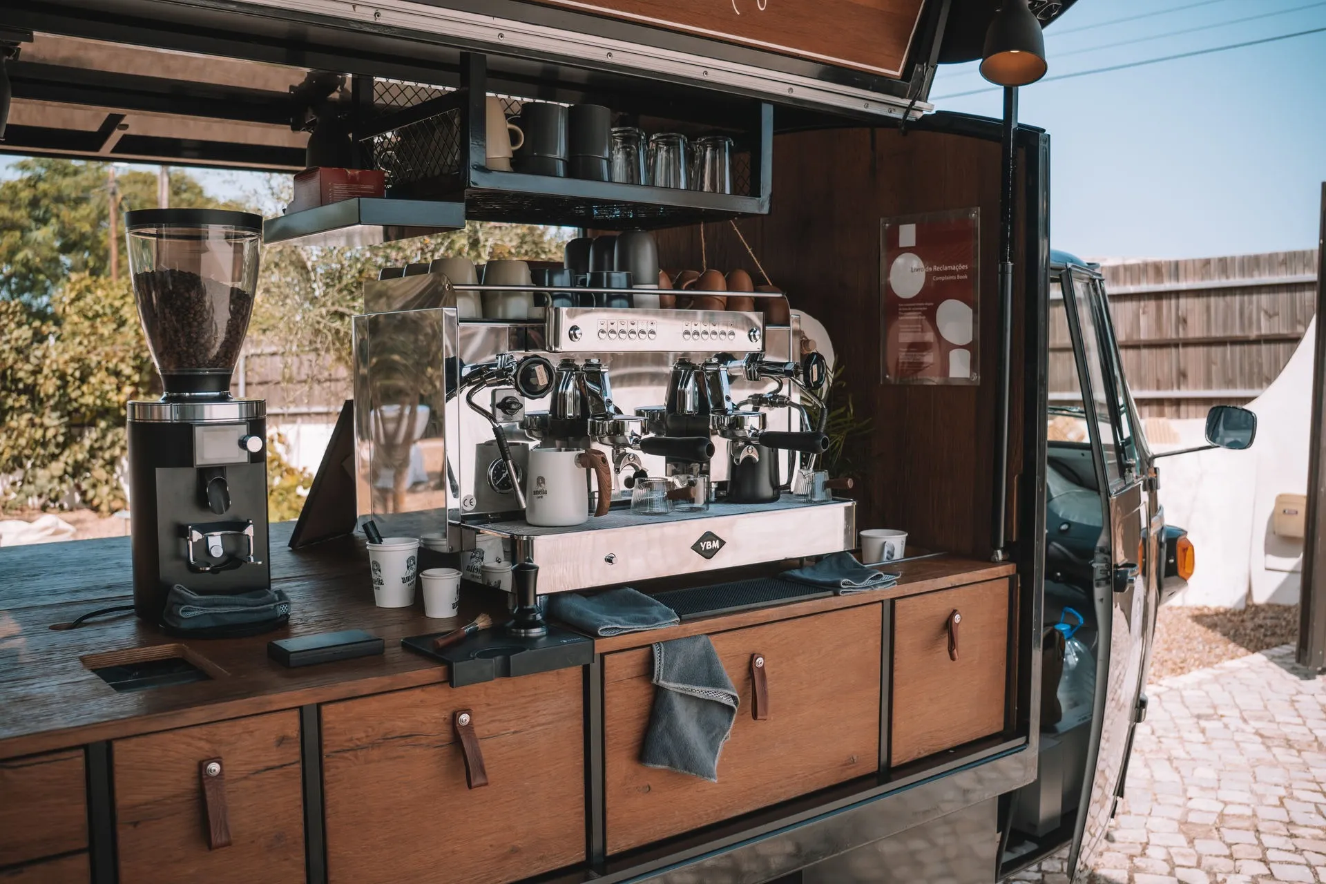 Bar de café móvel numa Piaggio Ape para os convidados